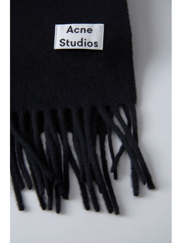 Narrow fringed scarf black